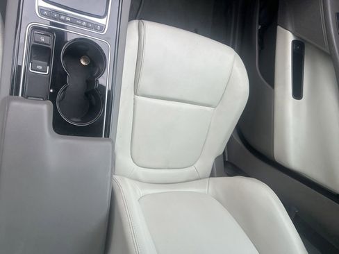Used 2017 Jaguar XE RWD image 27
