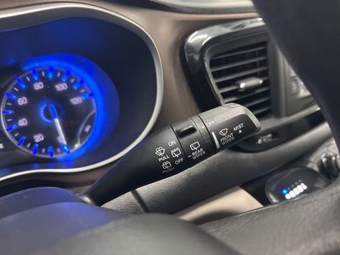 Used 2017 Chrysler Pacifica LX image 37