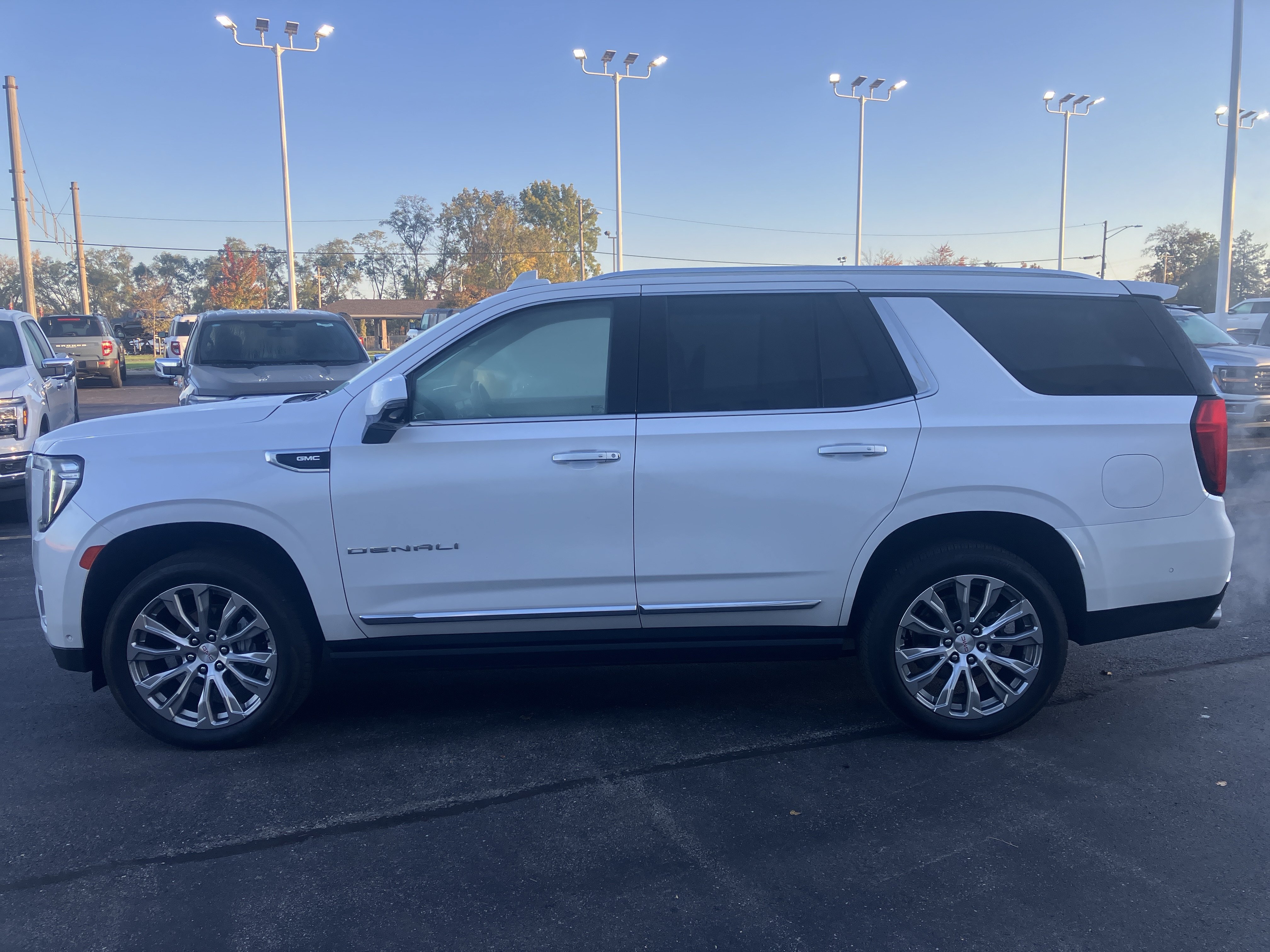 Used 2023 GMC Yukon Denali w/ Advanced Technology Package AWD/4WD image 4