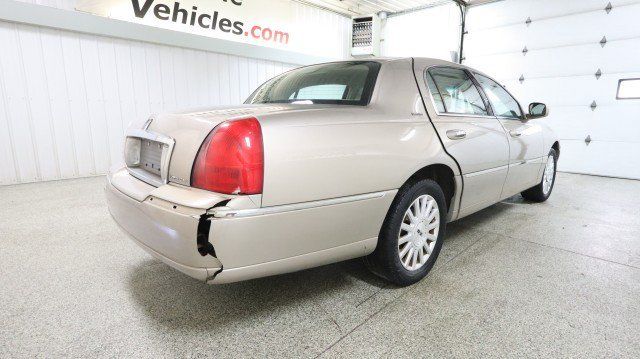 Used 2003 Lincoln Town Car Executive RWD image 6