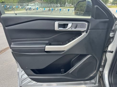 Used 2023 Ford Explorer Limited image 2