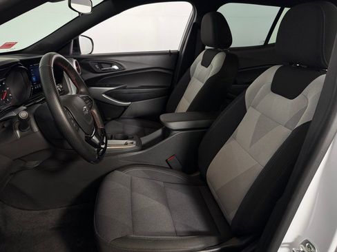 Used 2025 Chevrolet Trax RS w/ Sunroof Package image 21