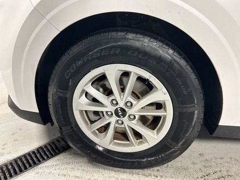 Used 2024 Kia Carnival LX image 9