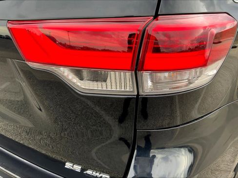 Used 2017 Toyota Highlander SE image 30