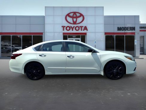 Used 2017 Nissan Altima 2.5 SR w/ Midnight Edition Package FWD image 7