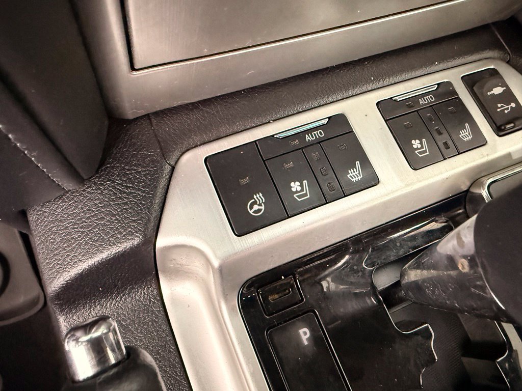 Used 2020 Toyota Land Cruiser w/ Four Season Floor Mat Package AWD/4WD image 29
