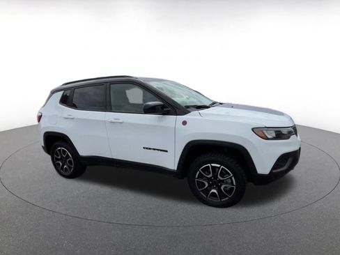 Used 2025 Jeep Compass Trailhawk image 2