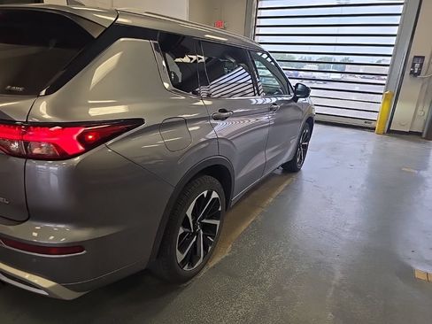 Used 2023 Mitsubishi Outlander SEL AWD/4WD image 3