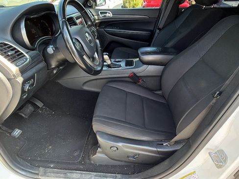 Used 2020 Jeep Grand Cherokee Laredo RWD image 16