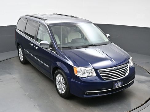 Used 2012 Chrysler Town & Country Touring-L w/ Entertainment Group #2 FWD image 40