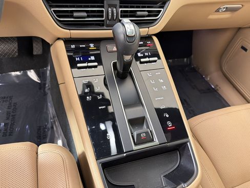 Certified 2024 Porsche Macan AWD/4WD image 19