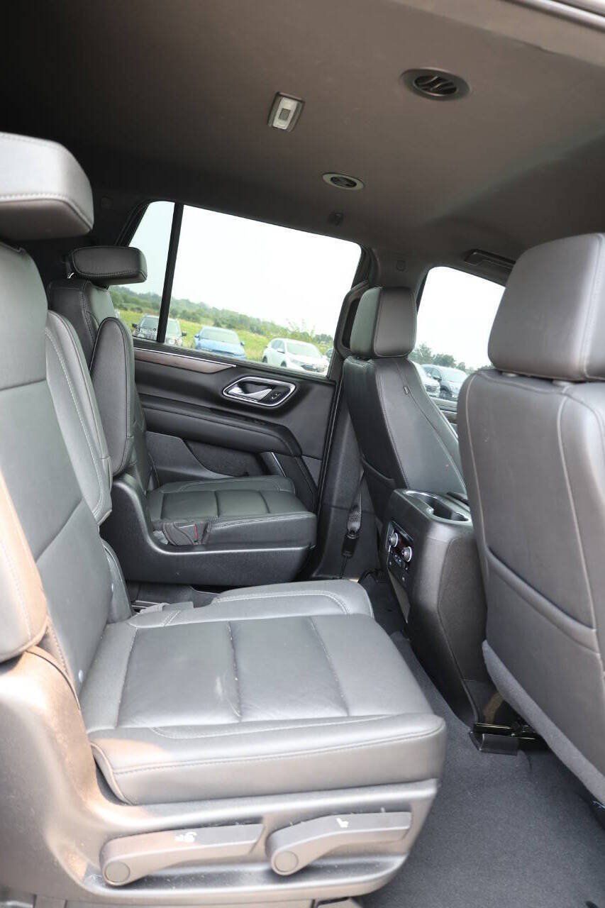 Used 2022 Chevrolet Tahoe Z71 w/ Luxury Package AWD/4WD image 16