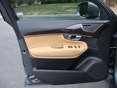 Used 2018 Volvo XC90 T6 Momentum w/ Convenience Package image 25