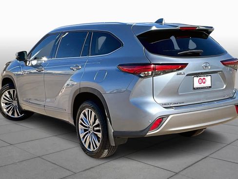 Used 2023 Toyota Highlander Platinum image 12