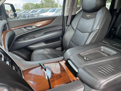 Used 2017 Cadillac Escalade Luxury AWD/4WD image 13