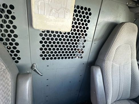 Used 2006 Chevrolet Express 2500 image 8