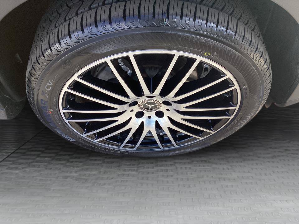 Used 2025 Mercedes-Benz GLC 300 4MATIC image 29