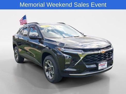 Used 2025 Chevrolet Trax LT FWD image 1