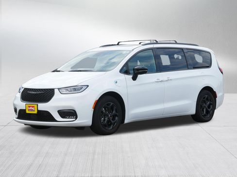 Used 2024 Chrysler Pacifica Premium FWD image 3
