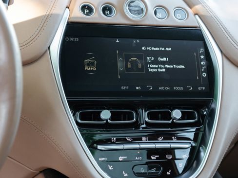 Used 2021 Aston Martin DBX AWD/4WD image 23