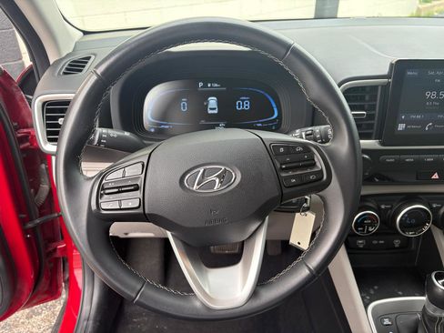 Used 2023 Hyundai Venue SEL FWD image 6