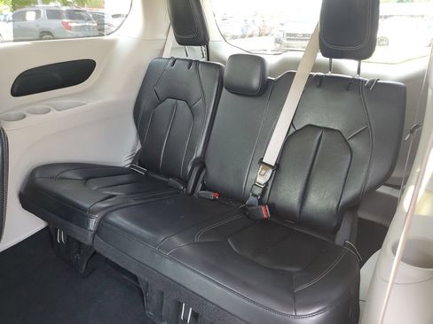 Used 2022 Chrysler Pacifica Touring-L FWD image 17