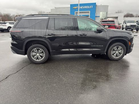 Used 2025 Chevrolet Traverse LT image 8