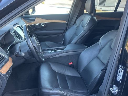 Used 2021 Volvo XC90 T5 Momentum w/ Protection Package Premier image 9