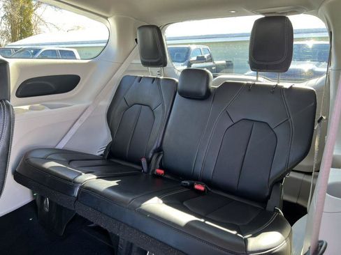 Used 2024 Chrysler Pacifica Touring-L FWD image 6