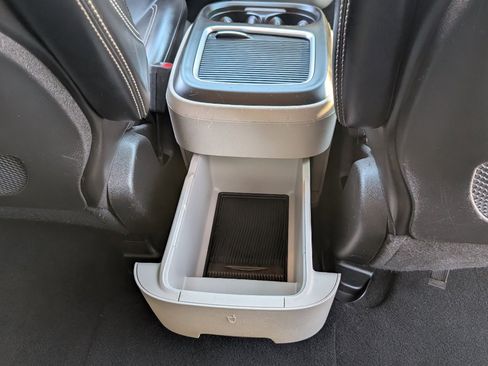 Used 2023 Chrysler Pacifica Touring-L image 8