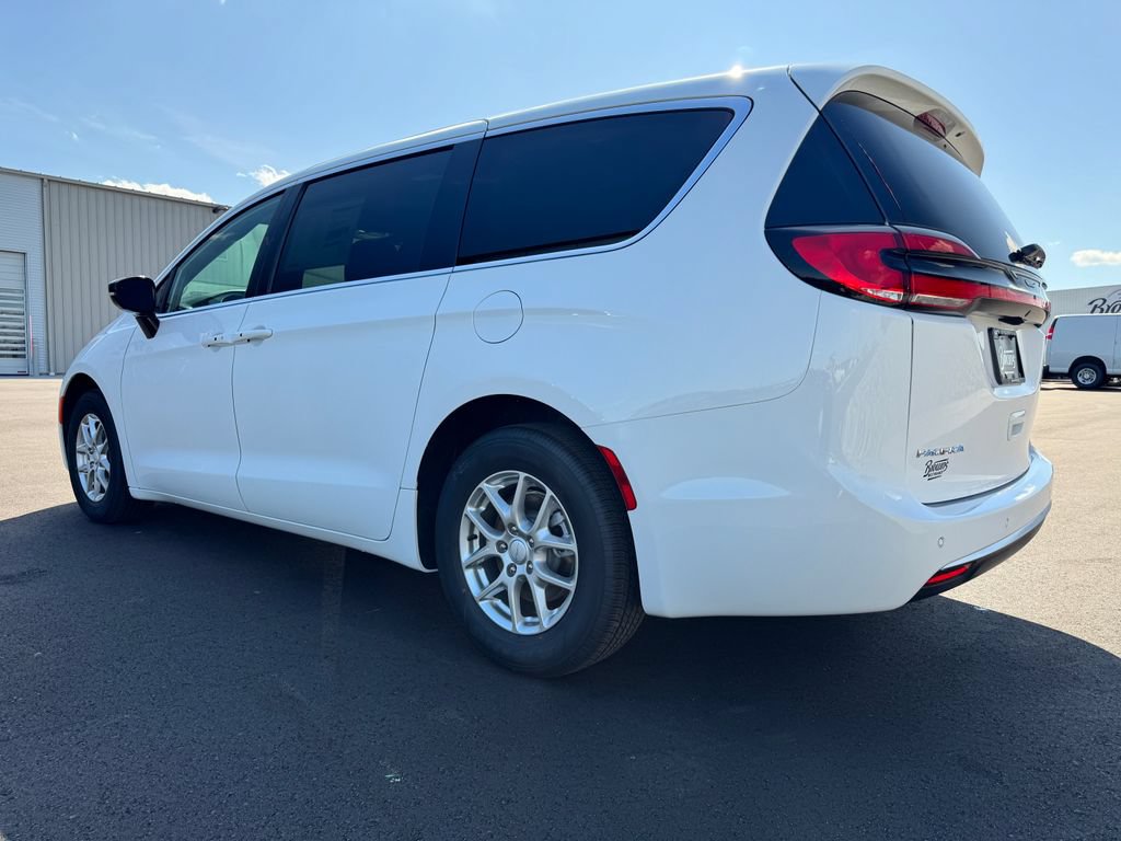 New 2027 Chrysler Pacifica Select FWD image 7