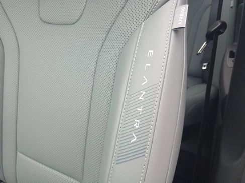 New 2025 Hyundai Elantra Limited FWD image 16