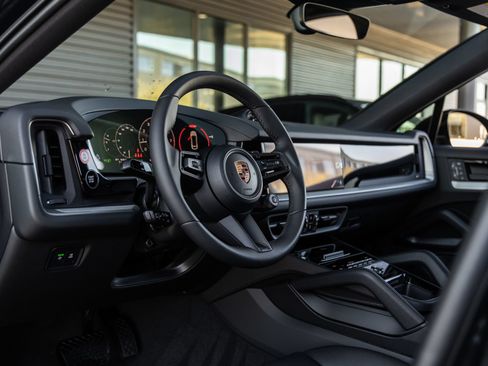 Certified 2026 Porsche Cayenne Coupe AWD/4WD image 4