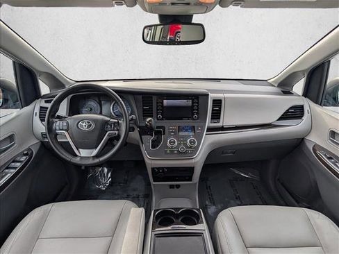 Used 2020 Toyota Sienna XLE Premium image 18
