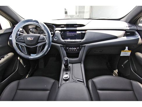 New 2025 Cadillac XT5 Luxury image 9