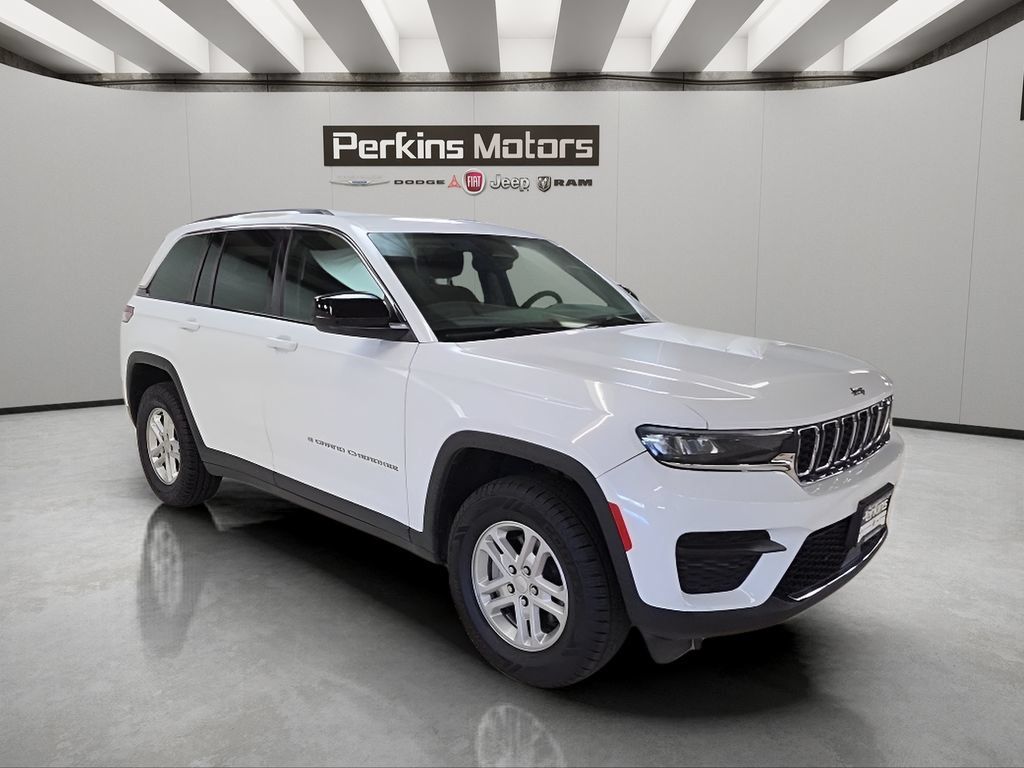 Used 2023 Jeep Grand Cherokee Laredo AWD/4WD image 3