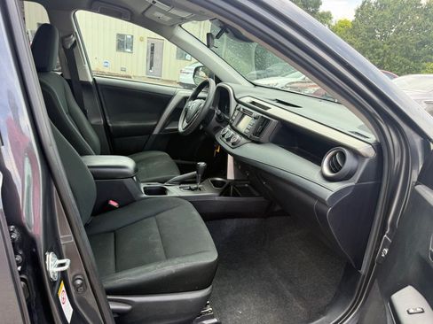 Used 2018 Toyota RAV4 LE FWD image 15