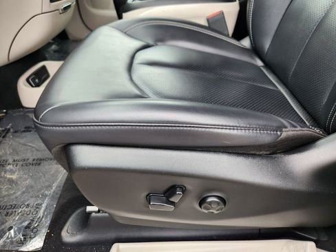 Used 2024 Chrysler Pacifica Limited FWD image 14