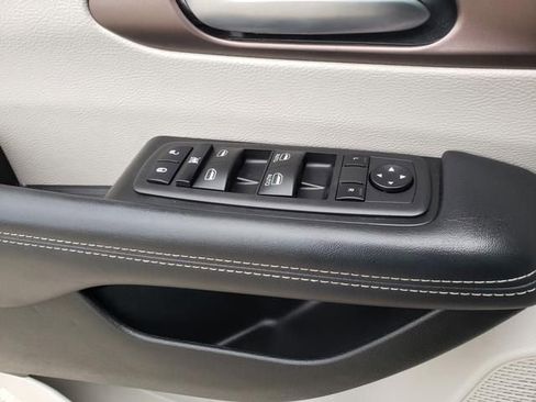 Used 2023 Chrysler Voyager LX image 25