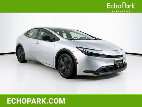 Used 2025 Toyota Prius LE image 1