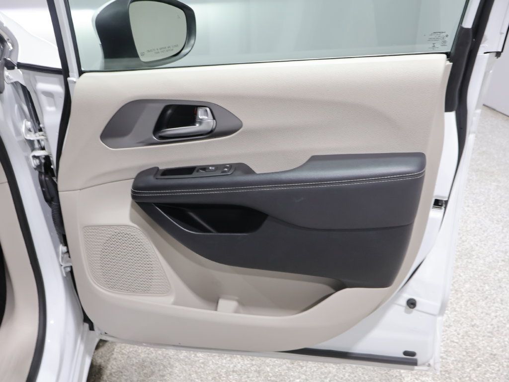 Used 2023 Chrysler Pacifica Touring-L FWD image 21