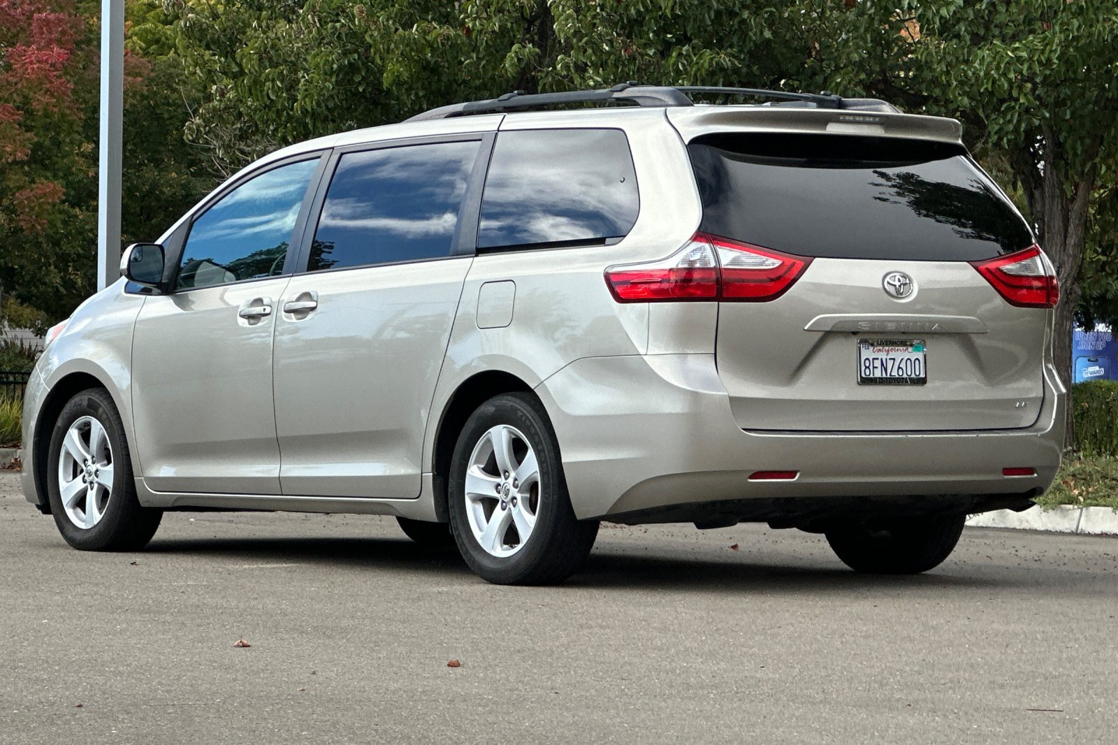 Used 2015 Toyota Sienna LE FWD image 6