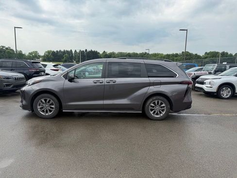 Used 2023 Toyota Sienna LE AWD/4WD image 9