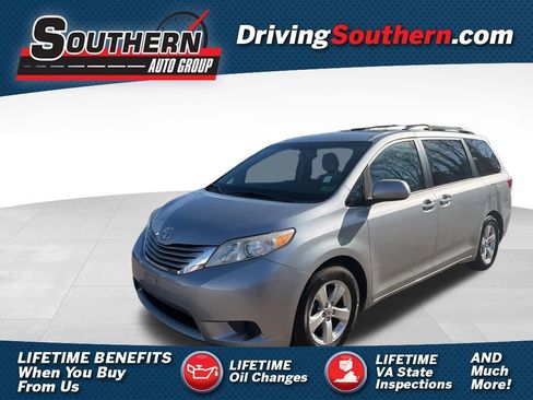 Used 2015 Toyota Sienna LE image 1