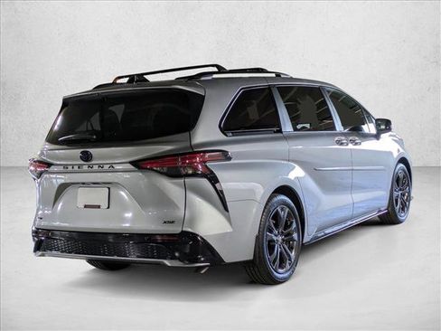 Used 2025 Toyota Sienna XSE image 5