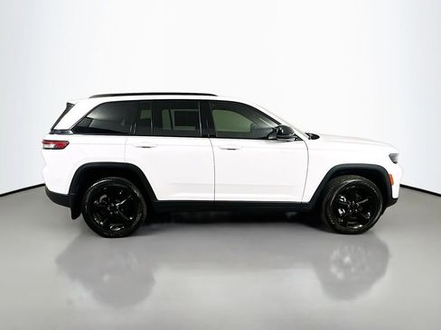 Used 2024 Jeep Grand Cherokee Altitude AWD/4WD image 7