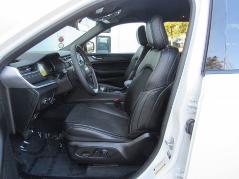 Used 2025 Jeep Grand Cherokee Altitude image 14