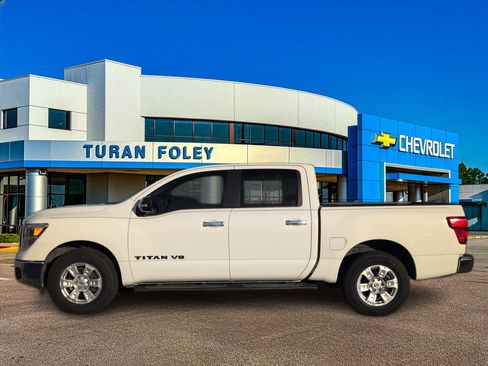 Used 2019 Nissan Titan SV image 2