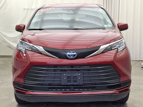 Used 2023 Toyota Sienna LE FWD image 32