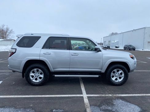 Used 2018 Toyota 4Runner SR5 AWD/4WD image 8